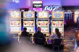Online Poker နှင့် ကတ်ဂိမ်း ကစားနေသည့် မြင်ကွင်း