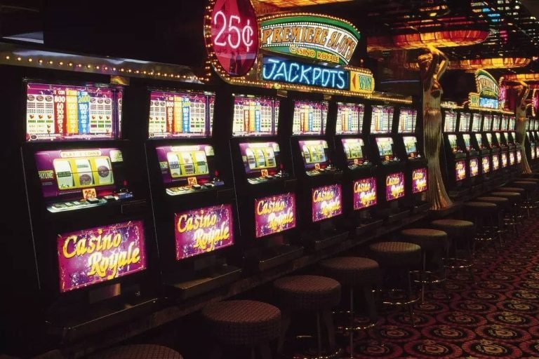 Baccarat Live dealer ကတ်ဂိမ်း ကစားနေသည့် မြင်ကွင်း